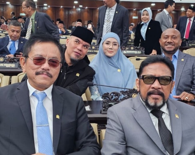 Sama seperti para anggota DPR RI yang hadir, Mulan dan Ahmad Dhani juga turut menyematkan bros kuning DPR RI di baju yang dikenakan. Tampak keduanya juga duduk bersebelahan. Foto: Instagram/@mulanjameela1