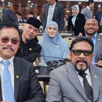 Sama seperti para anggota DPR RI yang hadir, Mulan dan Ahmad Dhani juga turut menyematkan bros kuning DPR RI di baju yang dikenakan. Tampak keduanya juga duduk bersebelahan. Foto: Instagram/@mulanjameela1