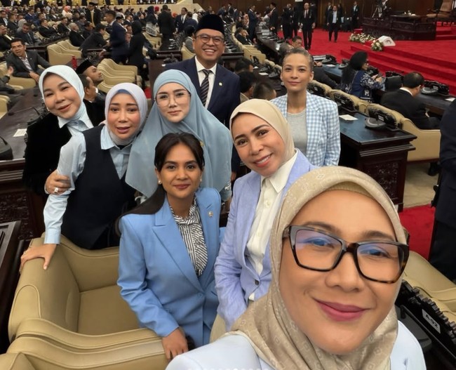 Dekat dengan para anggota DPR RI lain, Mulan memamerkannya melalui pose bersama. Terlihat rekan artis lain yang turut hadir, seperti Melly Goeslaw yang berdiri di samping depan Mulan Jameela. Foto: Instagram/@mulanjameela1