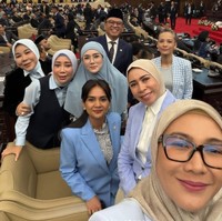 Dekat dengan para anggota DPR RI lain, Mulan memamerkannya melalui pose bersama. Terlihat rekan artis lain yang turut hadir, seperti Melly Goeslaw yang berdiri di samping depan Mulan Jameela. Foto: Instagram/@mulanjameela1