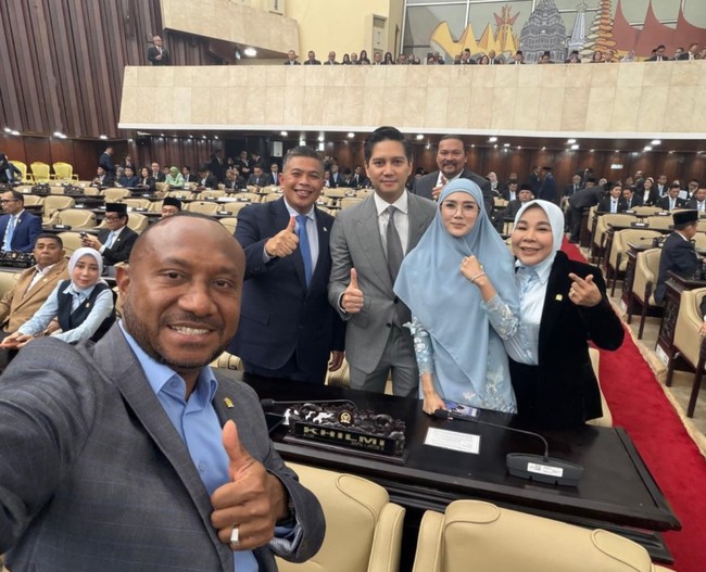 Tampil simpel namun tetap tertutup dan rapi, penampilan Mulan dipuji banyak penggemar. Masyaallah teh Wulan cantik banget, tulis salah satu komentar. Foto: Instagram/@mulanjameela1