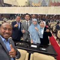 Tampil simpel namun tetap tertutup dan rapi, penampilan Mulan dipuji banyak penggemar. Masyaallah teh Wulan cantik banget, tulis salah satu komentar. Foto: Instagram/@mulanjameela1