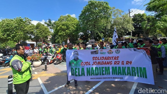 Ojol demo di Pjengadilan Negeri Jombang tuntut Nadiem dibebaskan
