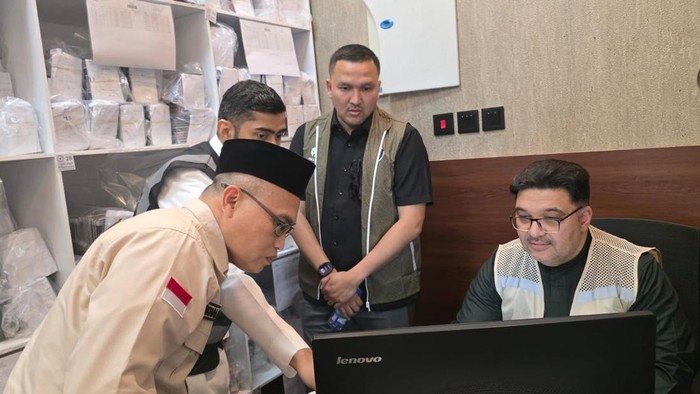 Staf Teknis Imigrasi Konsulat Jenderal Republik Indonesia (KJRI) Jeddah, Okky Aditya Yaqsa (tengah).