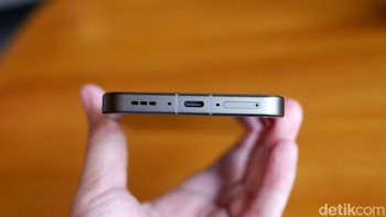 Oppo Find X9 Ultra ini dilengkapi dengan Baterai Glacier 7.050mAh. Sistem ini menggunakan Chip Konsentrasi Energi Baterai Glacier dan material anoda silikon-karbon berbentuk bola yang dipatenkan. Perangkat ini mendukung pengisian daya cepat berkabel SuperVOOC 100W dan pengisian daya cepat nirkabel 50W. Foto: Adi FR/detikINET