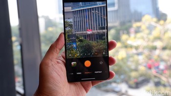 Oppo Find X9 Ultra juga mengintegrasikan Hasselblad Master Mode generasi terbaru dengan tiga fitur utama untuk meningkatkan kualitas foto. Hasselblad True Detail memungkinkan pengambilan gambar ultra tinggi hingga 8K di enam panjang fokus, sementara Hasselblad Natural Color menghadirkan reproduksi warna lebih akurat lewat teknologi ProXDR terbaru. Selain itu, Mode Master Film Asli memanfaatkan optik komputasional untuk menghadirkan karakter warna ala film klasik dengan sembilan profil film berbeda. Foto: Adi FR/detikINET