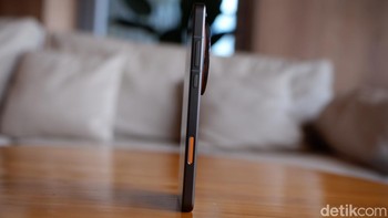 Di balik bodinya, Find X9 Ultra ditenagai oleh Tide Engine yang dipadukan dengan prosesor Snapdragon 8 Ultra generasi ke-5. Konfigurasi ini dioptimalkan untuk mempertahankan frame rate penuh 144Hz untuk game mobile MOBA dan FPS populer.  Foto: Adi FR/detikINET