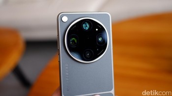 Oppo Find X9 Ultra membawa peningkatan besar di sektor kamera dengan enam lensa Hasselblad yang fokus pada resolusi tinggi dan dynamic range luas. HP ini dibekali kamera utama 200 MP, telefoto 200 MP ultra-clear, serta lensa telefoto dengan zoom optik 10x dan kualitas optik hingga 20x. Oppo juga memperkenalkan teknologi LUMO optical zoom baru yang meningkatkan detail hingga empat kali lipat pada zoom 2x dan 6x, sekaligus mendukung kualitas gambar hingga 8K di seluruh sistem kameranya. Foto: Adi FR/detikINET
