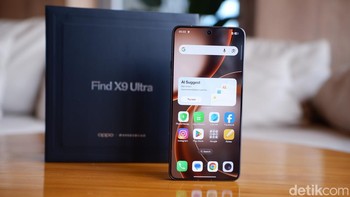 Perangkat ini memiliki AMOLED LTPO Quad HD+ 6,82 inci yang melindungi mata dengan menggunakan material bercahaya unggulan X3. Layar ini mencapai kecepatan refresh ultra tinggi 144Hz dan mendukung koreksi gamma tingkat piksel serta penyesuaian kenyamanan visual. Foto: Adi FR/detikINET