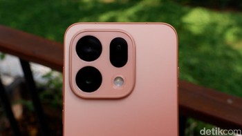 Kamera menggunakan sistem triple 50MP Hasselblad yang terdiri dari: Kamera utama 50MP (f/1.8, OIS). Telephoto periscope 50MP (sekitar 3x optical zoom). Ultrawide 50MP - Kamera depan sekitar 32MP. Foto: Adi FR/detikINET