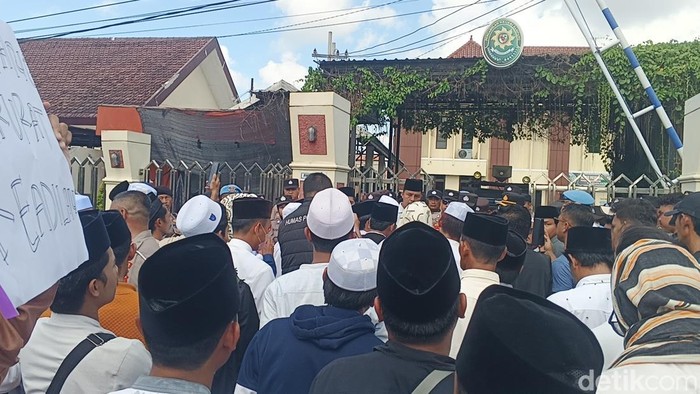 Para santri saat mengeruduk kantor PN Sampang untuk menuntun hukuman lebih berat kepada wali santri yang aniaya guru