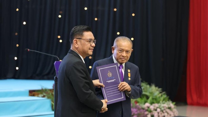 Gubernur Lemhannas RI sekaligus Ketua Dewan Pembina IKAL Ace Hasan Syadzily (kiri) dan Ketua Umum IKAL 2026-2031 Purnomo Yusgiantoro (kanan). (dok istimewa)