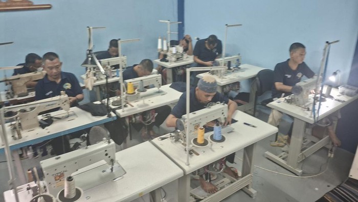 Kementerian Imigrasi dan Pemasyarakatan (Kemenimipas) melakukan kunjungan ke Lapas Narkotika Jakarta, Kamis (20/1)5/2026). Di lapas ini, sejumlah warga binaan diberi pelatihan yang bersertifikasi agar keahliannya diakui dan diterima masyarakat saat b