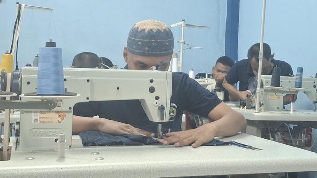 Kementerian Imigrasi dan Pemasyarakatan (Kemenimipas) melakukan kunjungan ke Lapas Narkotika Jakarta, Kamis (20/1)5/2026). Di lapas ini, sejumlah warga binaan diberi pelatihan yang bersertifikasi agar keahliannya diakui dan diterima masyarakat saat bebas.