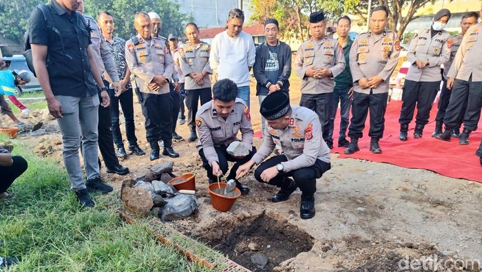 Peletakan batu pertama pembangunan Masjid Adz-Zikra Sauyunan Jaga Lembur di Mako Baru Polres Cirebon Kota.