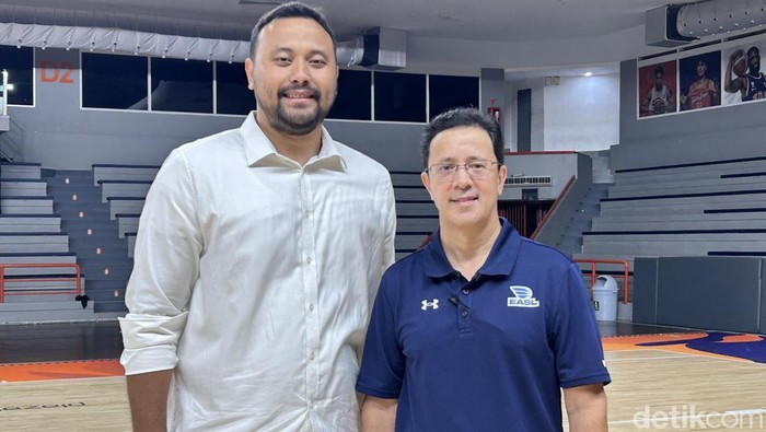 General Manager EASL, Adam Zecha, mengunjungi langsung markas Pelita Jaya di PJ Arena, kawasan Kuningan, Jakarta, Kamis (21/5/2026). Adam didampingi Manajer Tim Pelita Jaya, Adhi Pratama.