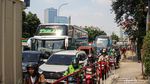 Pembangunan Jalan Layang Latumenten Dikebut di Tengah Padatnya Lalu Lintas