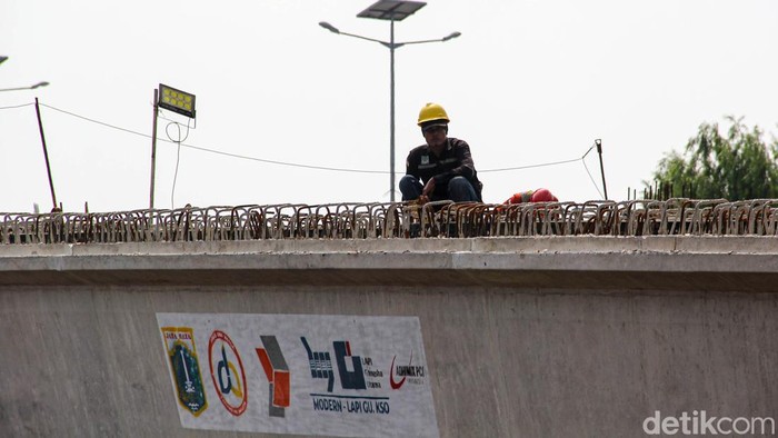 Pembangunan Jalan Layang Latumenten Dikebut di Tengah Padatnya Lalu Lintas