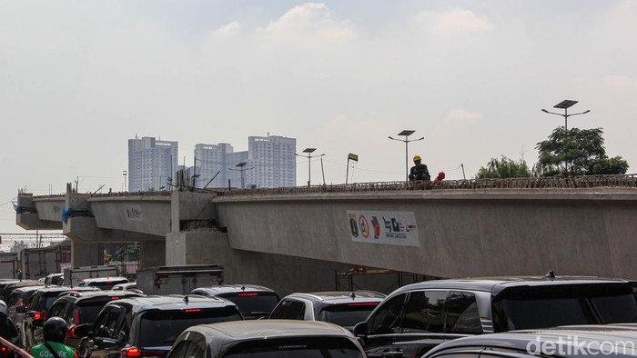 Pembangunan jalan layang atau flyover Latumeten di Jakarta Barat terus dikebut meski arus lalu lintas di kawasan tersebut masih terpantau padat, Kamis (21/5/2026). Aktivitas kendaraan tetap berlangsung di tengah pengerjaan proyek infrastruktur yang dilakukan secara bertahap oleh para pekerja di lokasi.