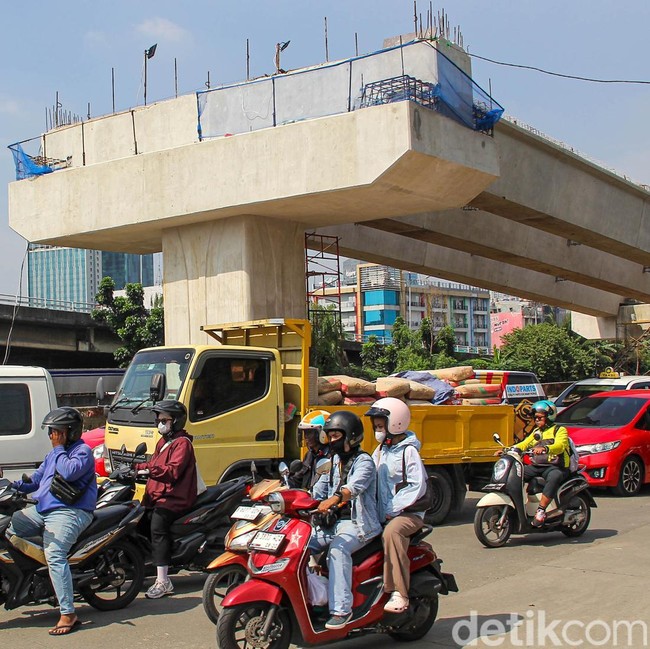 Pembangunan Jalan Layang Latumeten Dikebut di Tengah Padatnya Lalu Lintas