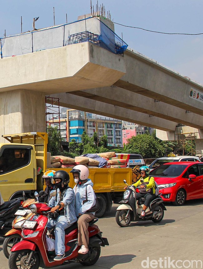 Pembangunan Jalan Layang Latumeten Dikebut di Tengah Padatnya Lalu Lintas