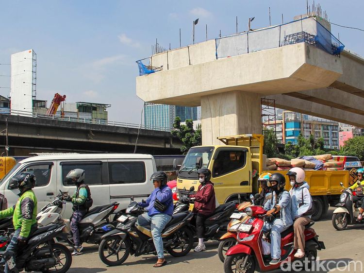 Pembangunan Jalan Layang Latumenten Dikebut di Tengah Padatnya Lalu Lintas