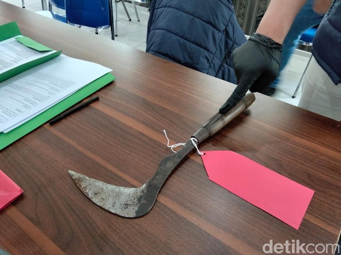 Barang bukti sabit yang digunakan K untuk menghabisi istrinya DR dalam konferensi pers di Aula Polres Temanggung, Kamis (21/5/2026).