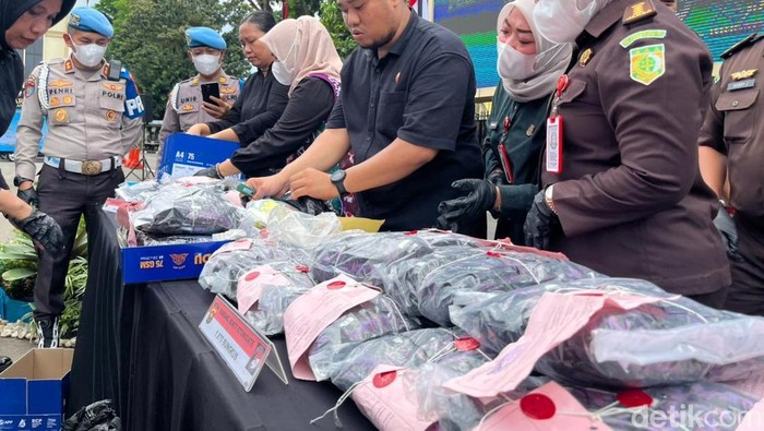 Petugas membuka paket barang bukti narkoba yang akan dimusnahkan di Polda Jambi.