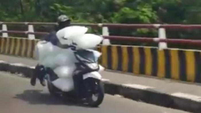 Penampakan pemotor angkut es batu terbang bak Superman di jalanan Bogor.