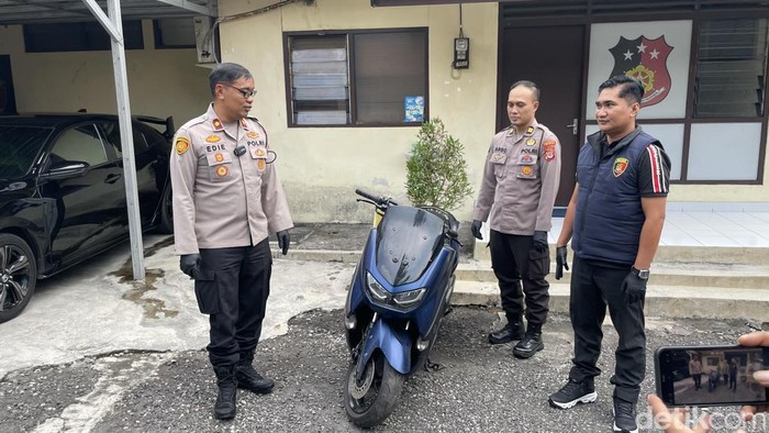 Polisi menunjukkan barang bukti motor NMax yang digasak seorang warga Boyolali dari pemuda Sleman yang dikenal di TikTok, Kamis (21/5/2026).
