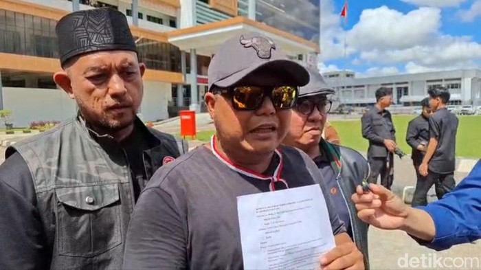 Perwakilan massa aksi 215 yang menyerahkan dokumen laporan ke Kejati Kaltim.