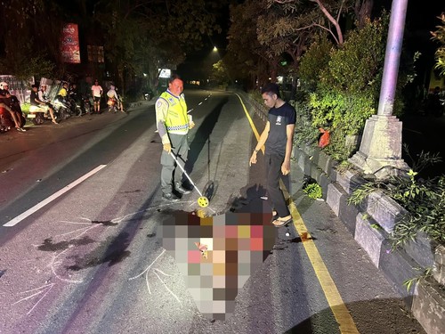 Petugas kepolisian saat melakukan olah TKP pejalan kaki yang ditabrak di Jalan Imam Bonjol, depan Perumahan Kubu Pratama Indah Km 10, Denpasar, Rabu (20/5/2026). Dok: Polresta Denpasar