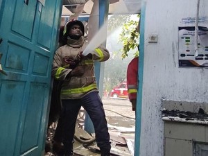 Mahasiswa Ricuh, Gedung Fakultas Pertanian USK Aceh dan 6 Kendaraan Terbakar
