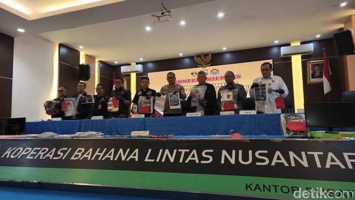 Konferensi pers kasus Koperasi Bodong BLN di Mako Dit Reskrimsus Polda Jateng, Kamis (21/5/2026).