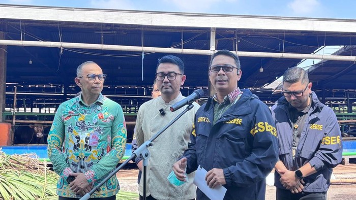Polda Metro dan DKPP DKI Jakarta mengecek hewan kurban di Perumda Dharma Jaya. (Belia/detikcom)