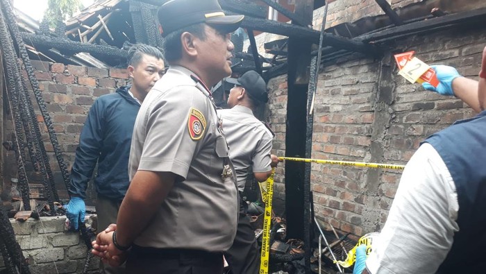 Polisi melakukan olah TKP di lokasi kejadian rumah yang terbakar di OKU