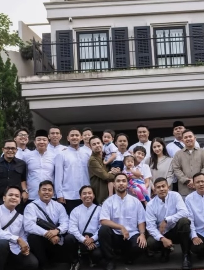 Haru Raffi Ahmad Pergi Haji Diantar Keluarga dan Sahabat