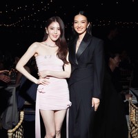 Jas memiliki lapel berbahan satin yang menambah kesan elegan. Terdapat juga detail drapery di bagian pinggang yang mengaksentuasi siluet ramping bintang film ‘Orang Kaya Baru’ ini. Foto: Istimewa