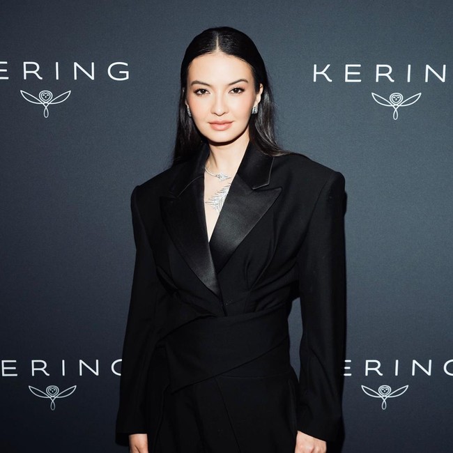 7 Gaya Lady Boss Raline Shah di Cannes Festival, Elegan dengan Power Suit