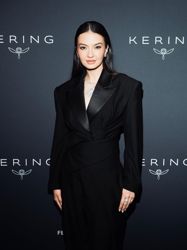7 Gaya Lady Boss Raline Shah di Cannes Festival, Elegan dengan Power Suit