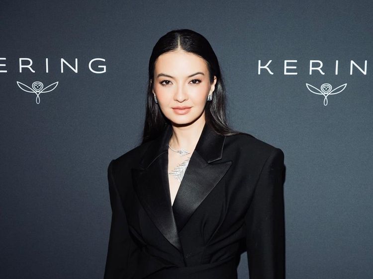 7 Gaya Lady Boss Raline Shah di Cannes Festival, Elegan dengan Power Suit