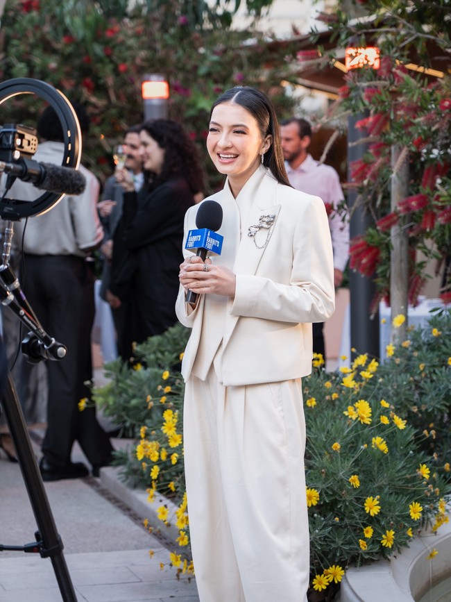 Setelan ivory yang terdiri dari blazer, blouse kerah tinggi dan celana tapered ini juga datang dari rancangan Jan Sober, desainer yang berbasis di Jakarta. Foto: Istimewa