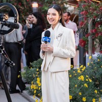 Setelan ivory yang terdiri dari blazer, blouse kerah tinggi dan celana tapered ini juga datang dari rancangan Jan Sober, desainer yang berbasis di Jakarta. Foto: Istimewa