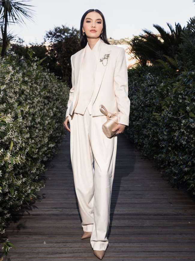 Raline melengkapi busananya dengan pointy shoes dan clutch warna beige. Bros rantai menambah sentuhan manis pada penampilannya. Foto: Istimewa