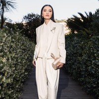 Raline melengkapi busananya dengan pointy shoes dan clutch warna beige. Bros rantai menambah sentuhan manis pada penampilannya. Foto: Istimewa
