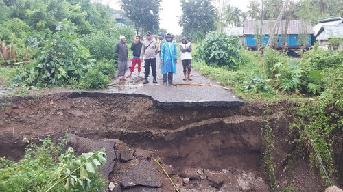 Ruas Jalan Trans Flores yang menghubungkan Pota, Kabupaten Manggarai Timur, dengan Riung, Kabupaten Ngada, NTT, terputus akibat longsor. (Dok. Kapolsek Sambi Rampas)
