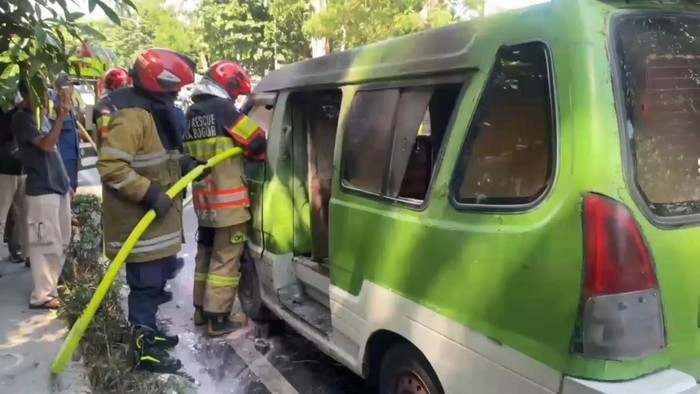 Satu unit angkot jurusan Pasar Anyar-Salabenda terbakar di depan Taman Peranginan Jalan Sudirman, Bogor Tengah