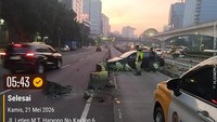 Hilang Kendali, Mobil Hantam Separator Busway di Jl MT Haryono Arah Cawang