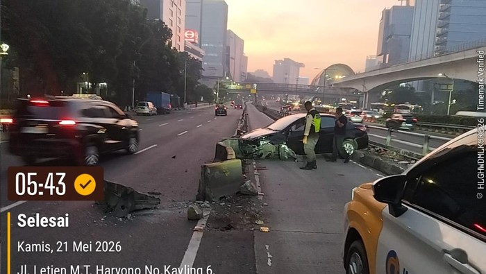 Satu unit mobil menabrak separator busway di Jl MT Haryono, Jakarta Timur. Pengemudi dilaporkan hilang kendali. (Dok TMC Polda Metro).