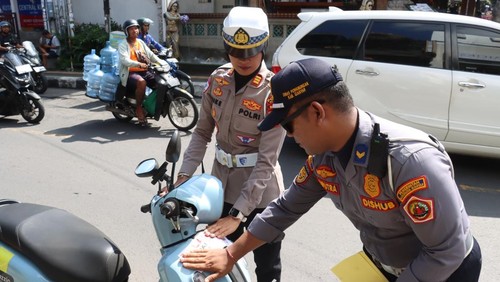 Sejumlah motor di kawasan Ubud diberi stiker teguran larangan parkir sembarangan di badan jalan, Kamis (21/5/2026). (Dok Polres Gianyar).